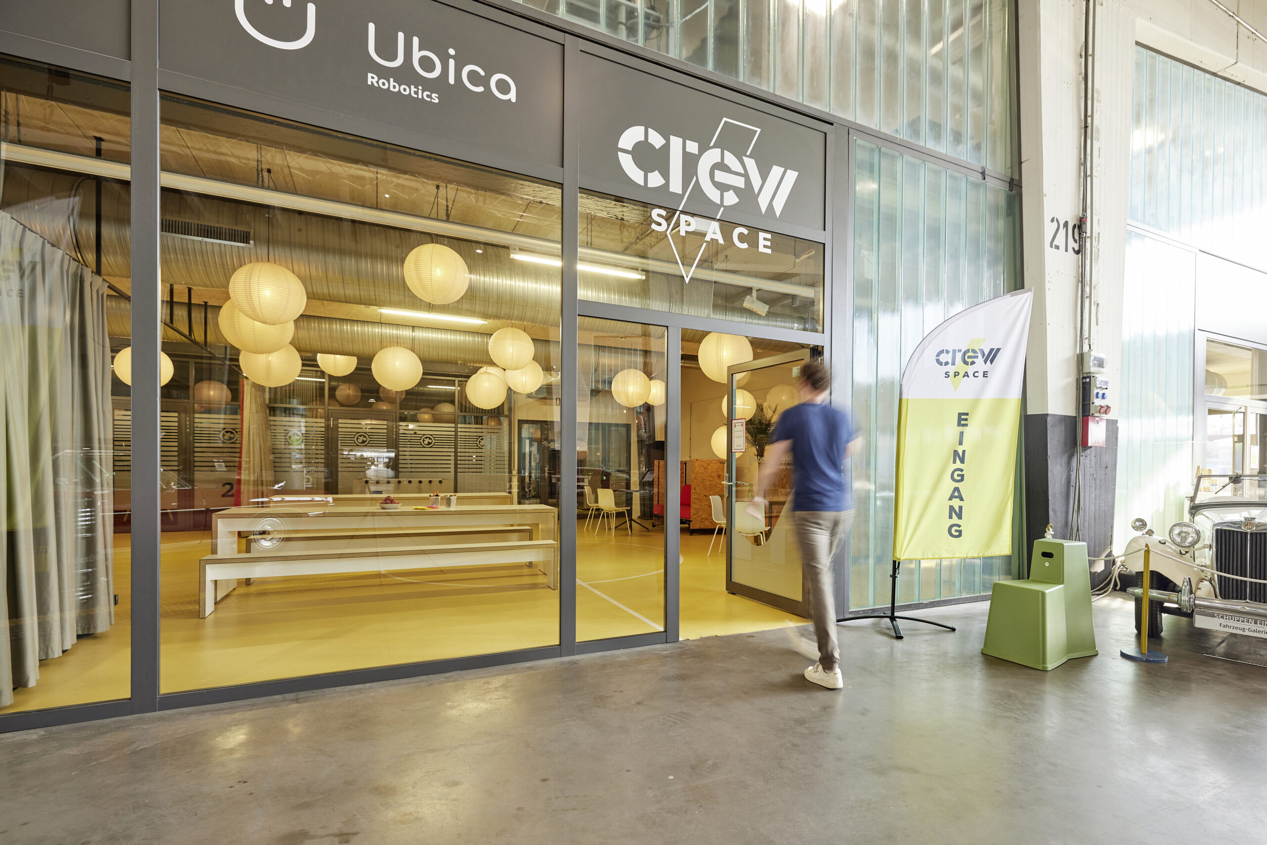 Eingang zu einem Workshopraum: Eine Person geht hinein.